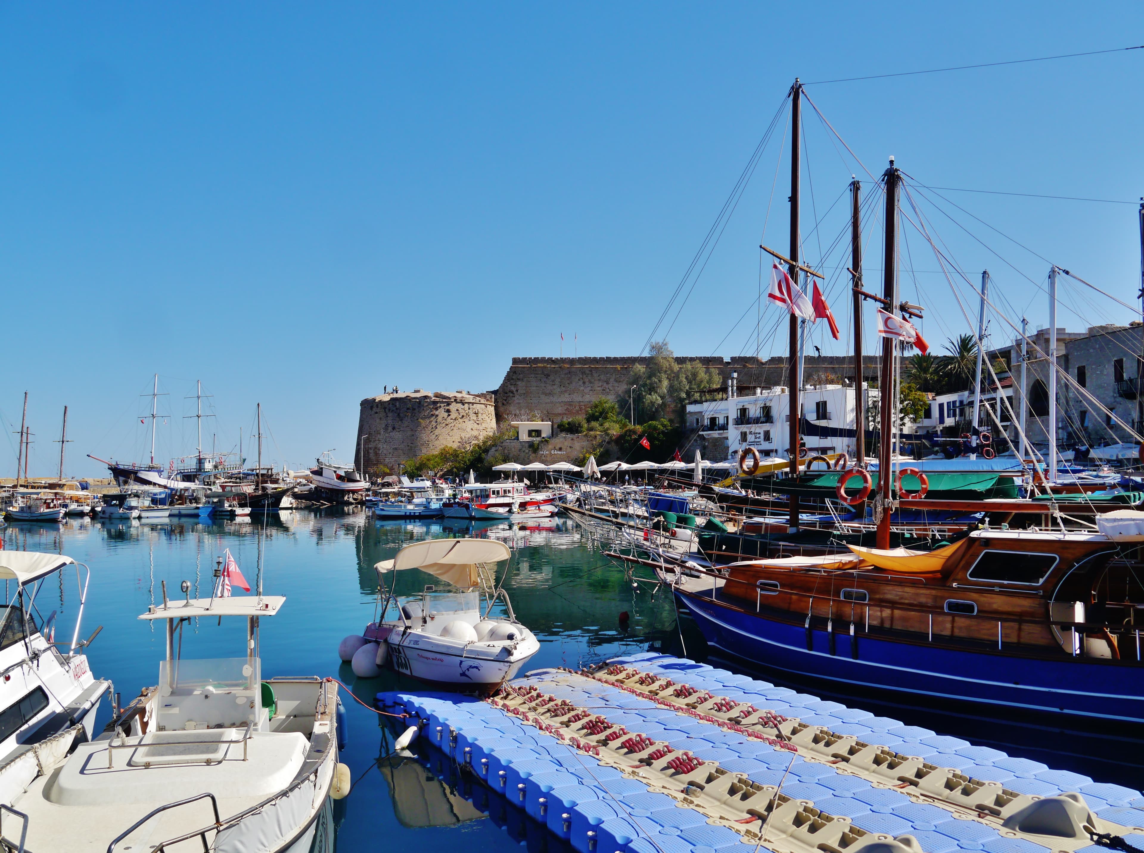 Die Festung von Kyrenia mit ihren Bastionen über dem alten Hafen von Kyrenia auf Zypern.