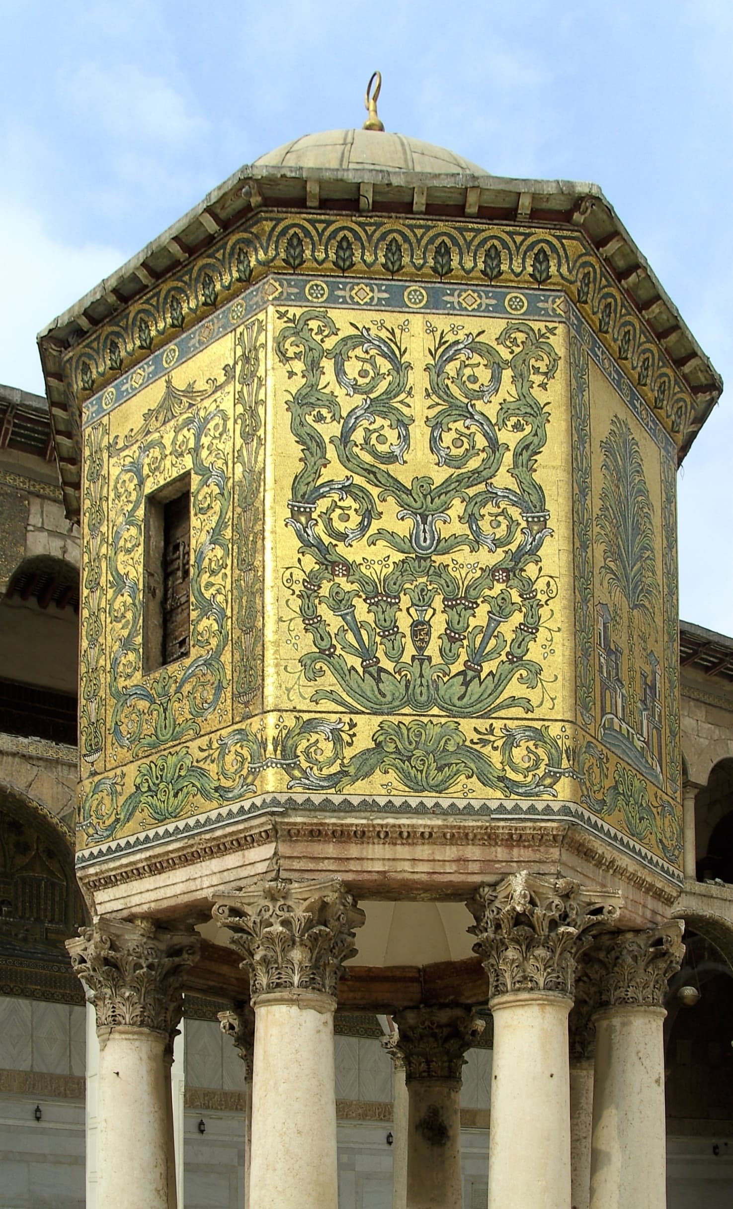 Die Qubbat al-Khazna, der kuppelförmige Schatzpavillon im Hof der Umayyaden-Moschee von Damaskus.