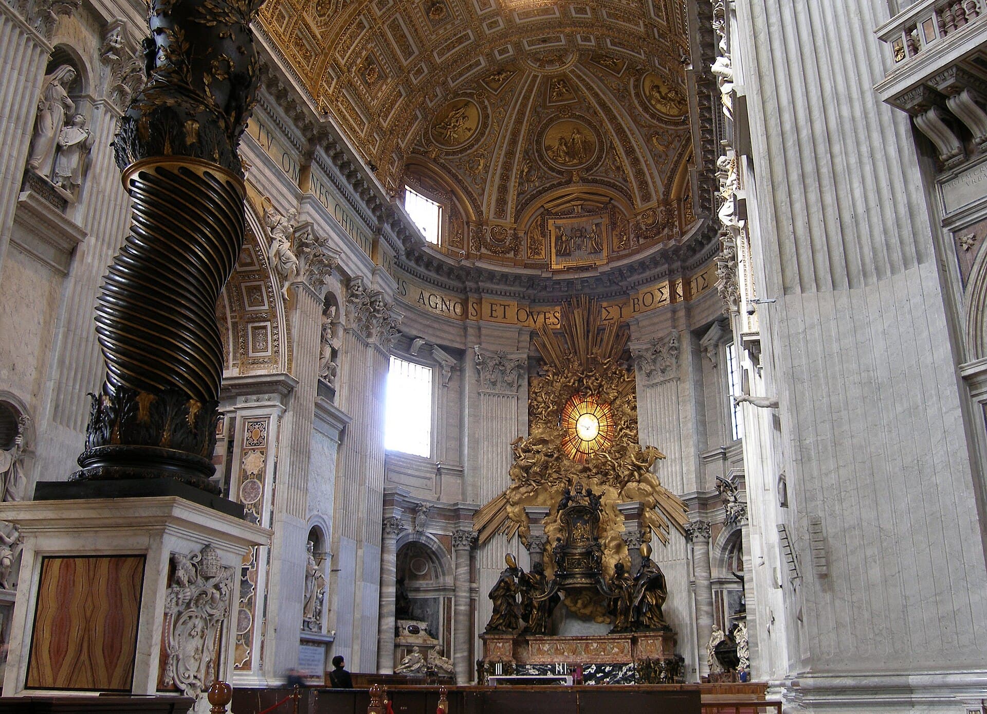 Die Kathedra Petri von Bernini im Petersdom in Rom