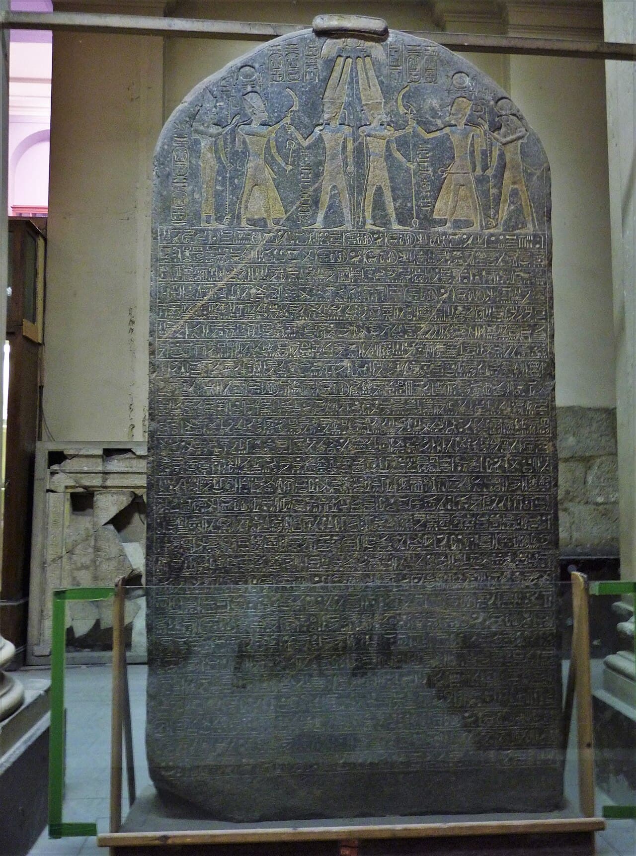 Stèle de Mérenptah au musée du Caire, dont l'inscription nomme Israël sans nommer Isaac