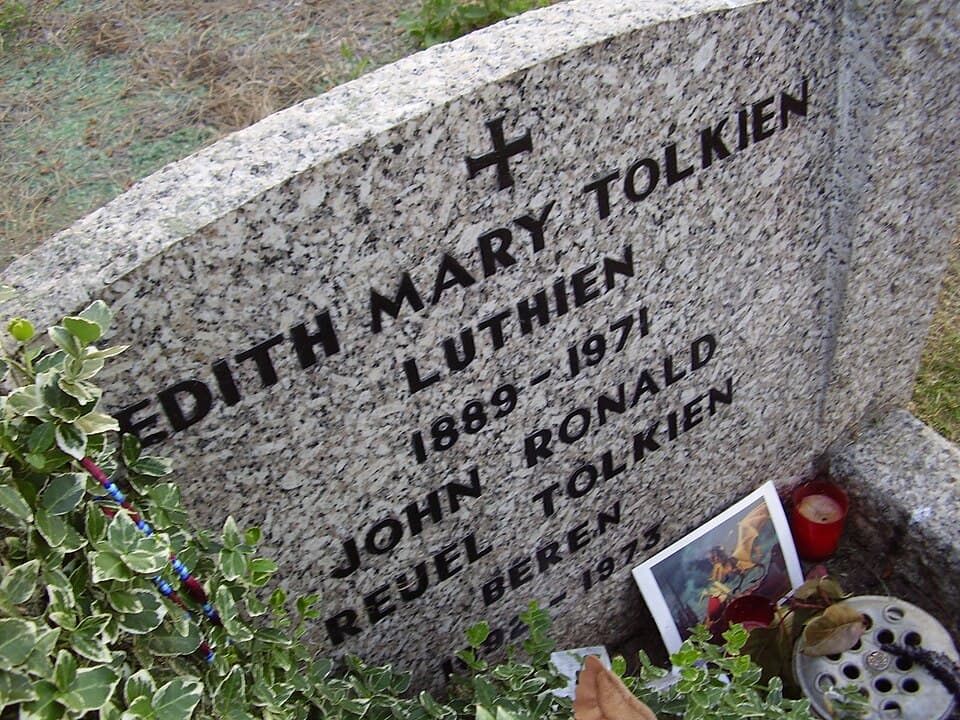 Gemeinsames Grab von J. R. R. Tolkien und Edith Tolkien auf dem Friedhof von Wolvercote mit den Namen Beren und Lúthien