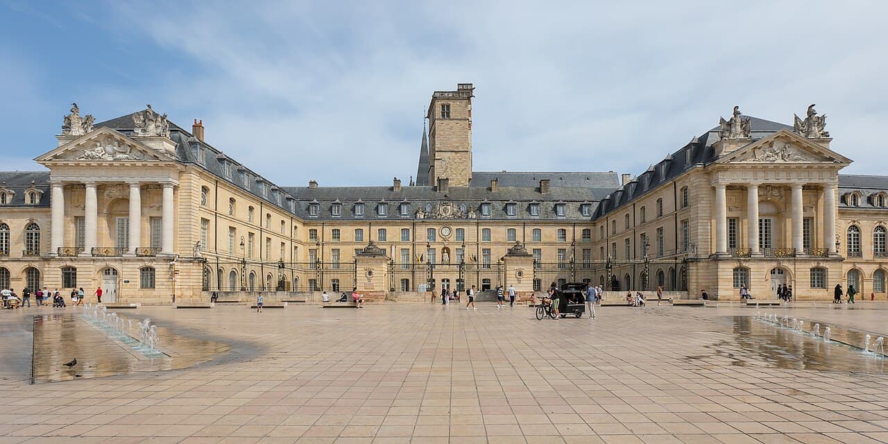 Palast der Herzöge von Burgund in Dijon, Hauptfassade zum Platz der Befreiung