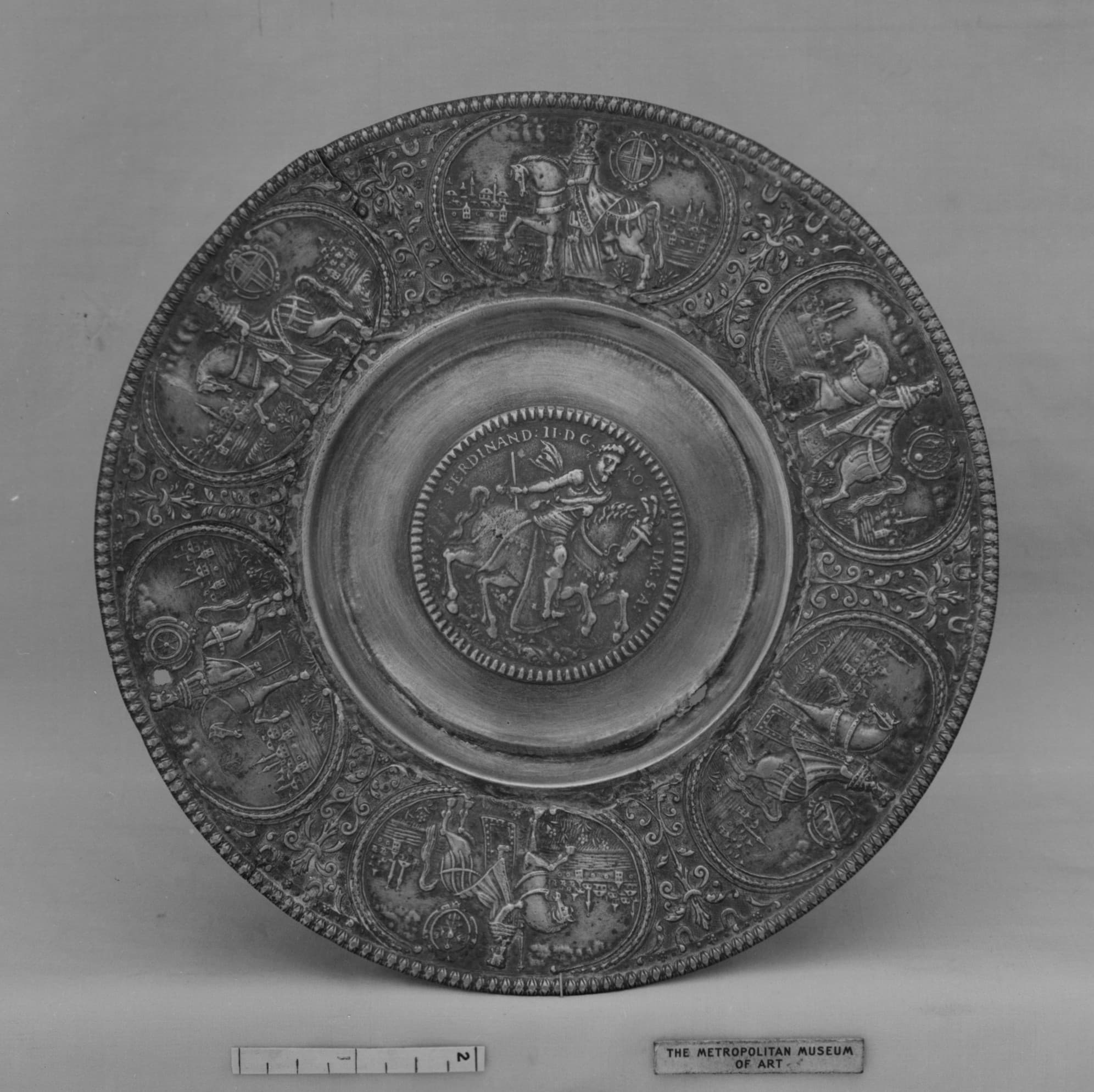 Pewter dish of the early seventeenth century (Metropolitan Museum of Art)