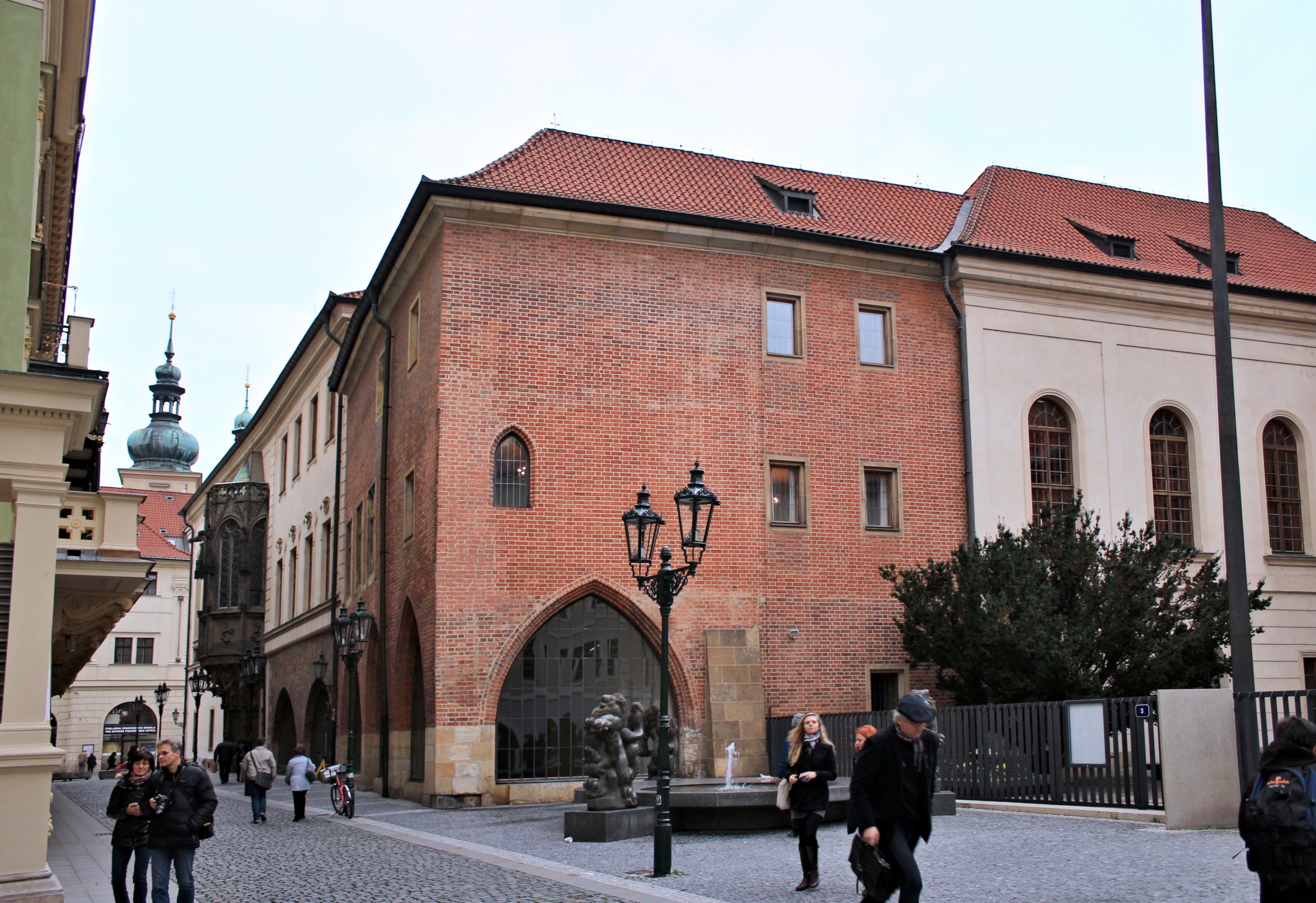 Facciata del Karolinum di Praga fotografata nel 2017