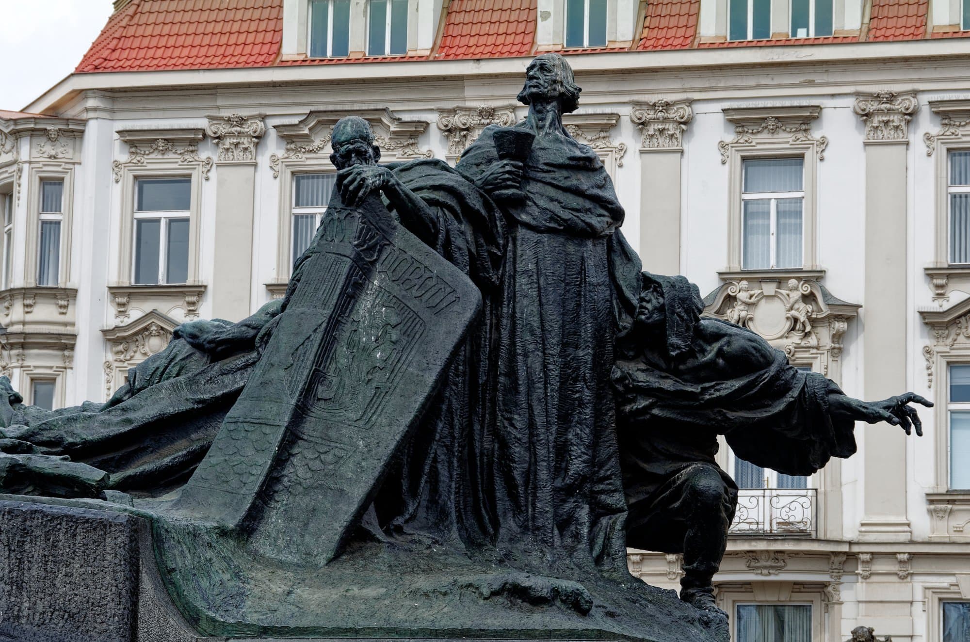 Figure in bronzo del monumento a Jan Hus nella piazza della Città Vecchia di Praga