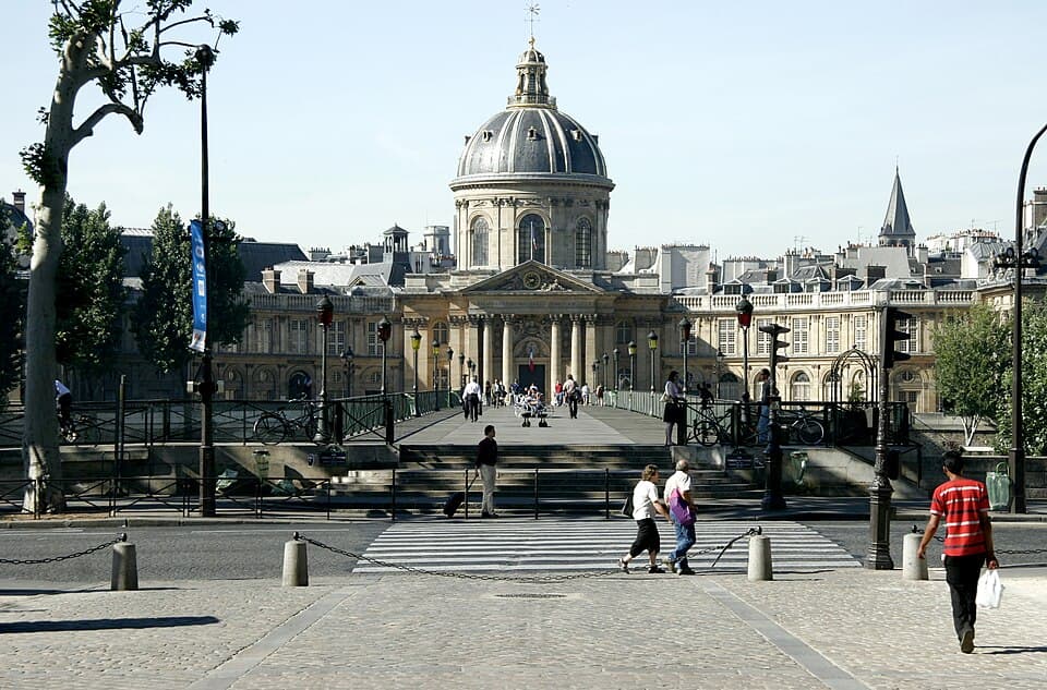 Fransız Akademisi'nin merkezi Institut de France, pont des Arts'tan görünüm.