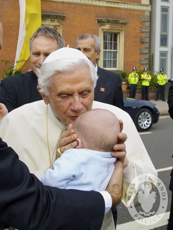 Papst Benedikt XVI. küsst ein Baby bei seinem Besuch in Großbritannien im September 2010