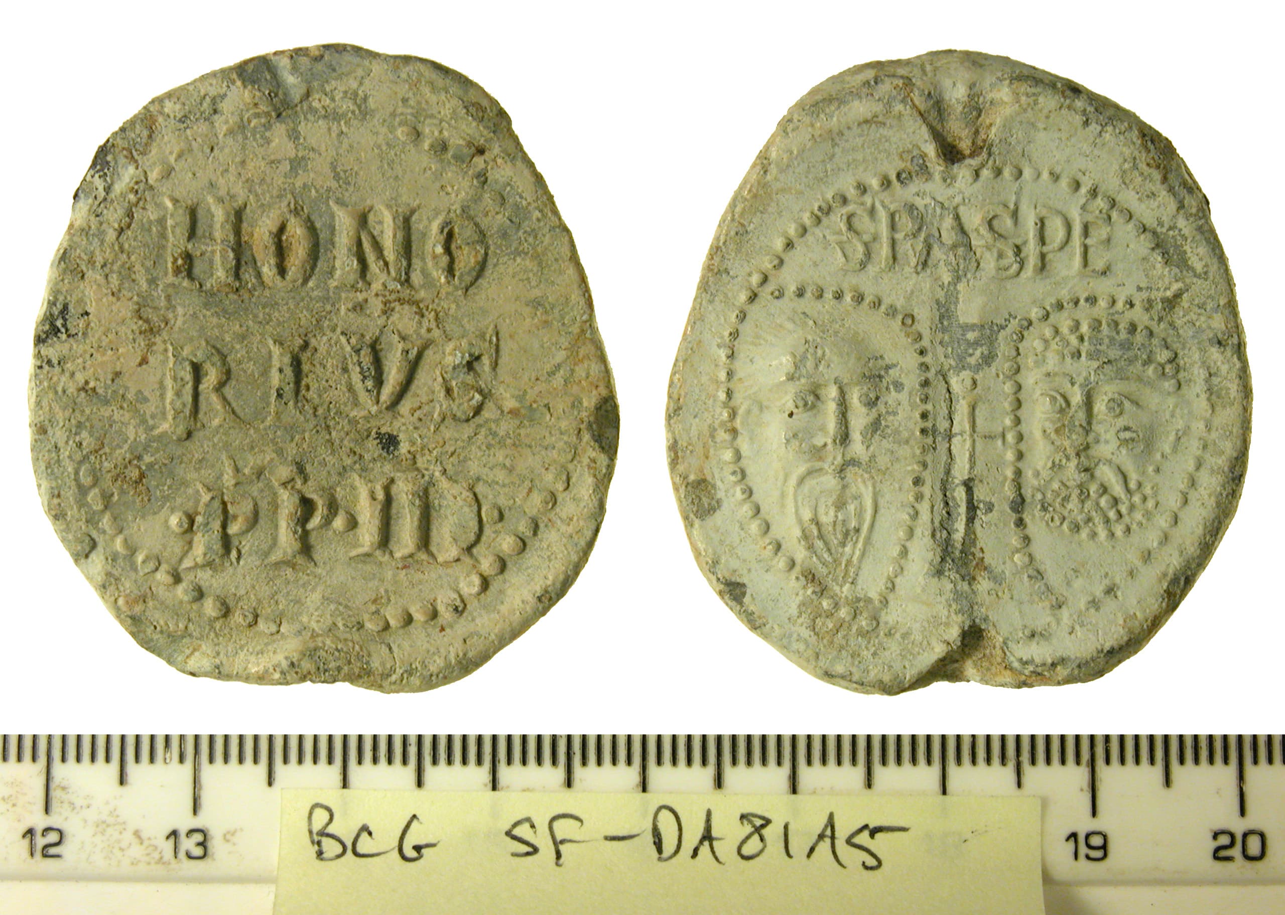 Bleibulle Papst Honorius’ III. mit der Umschrift HONORIVS PP III, gefunden in Suffolk