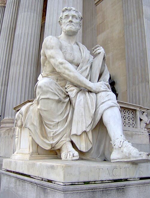 Statue en pierre de l'historien romain Tacite (56-120), à l'extérieur du Parlement autrichien à Vienne.