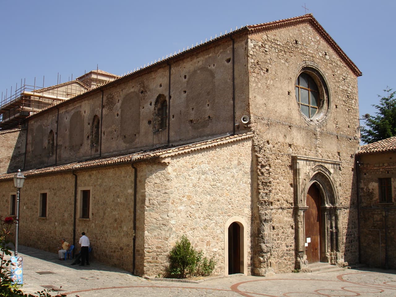 Facciata e ingresso dell'abbazia florense di San Giovanni in Fiore, il monastero fondato da Gioacchino da Fiore