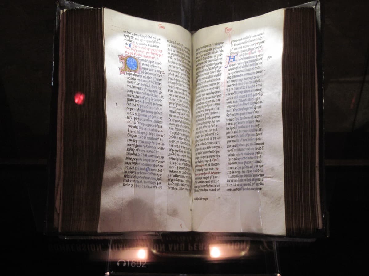 Manuscrito da Bíblia de Wycliffe aberto num texto bíblico medieval em inglês