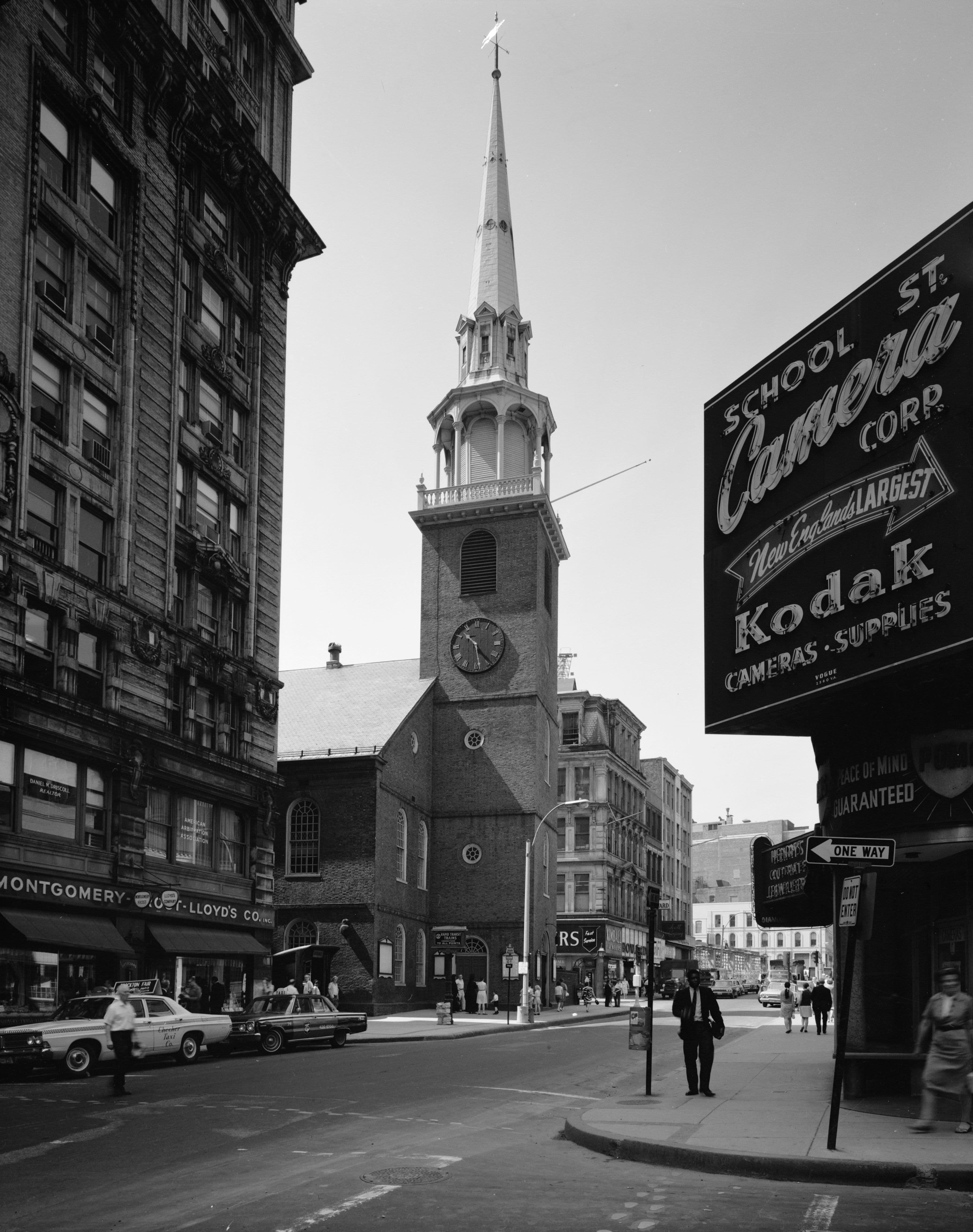 Fotografía histórica en blanco y negro de la Old South Meeting House de Boston.
