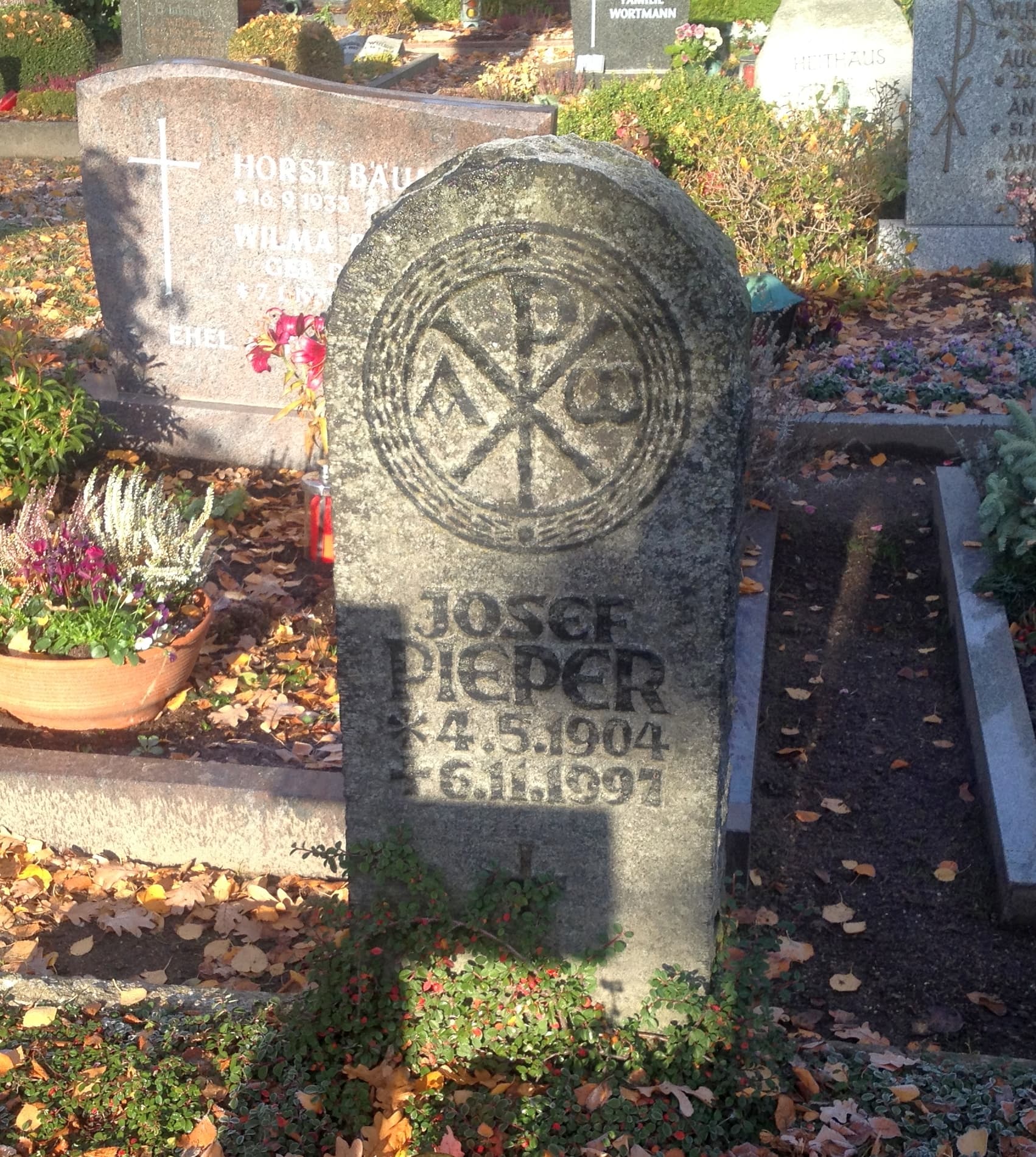 Lapide funeraria di Josef Pieper con le date di nascita e di morte