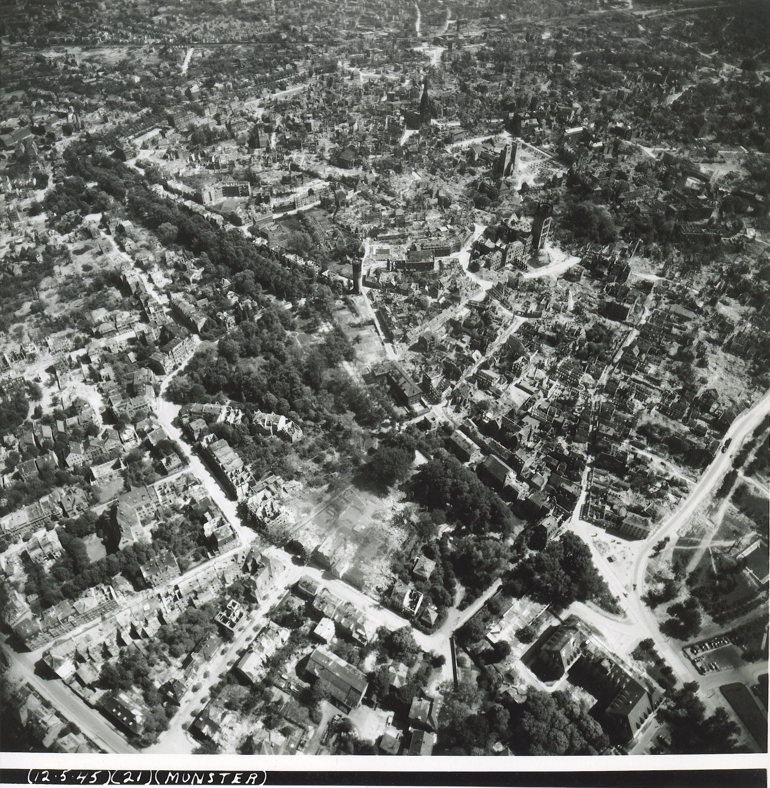 Veduta aerea di Münster in rovina nel 1945