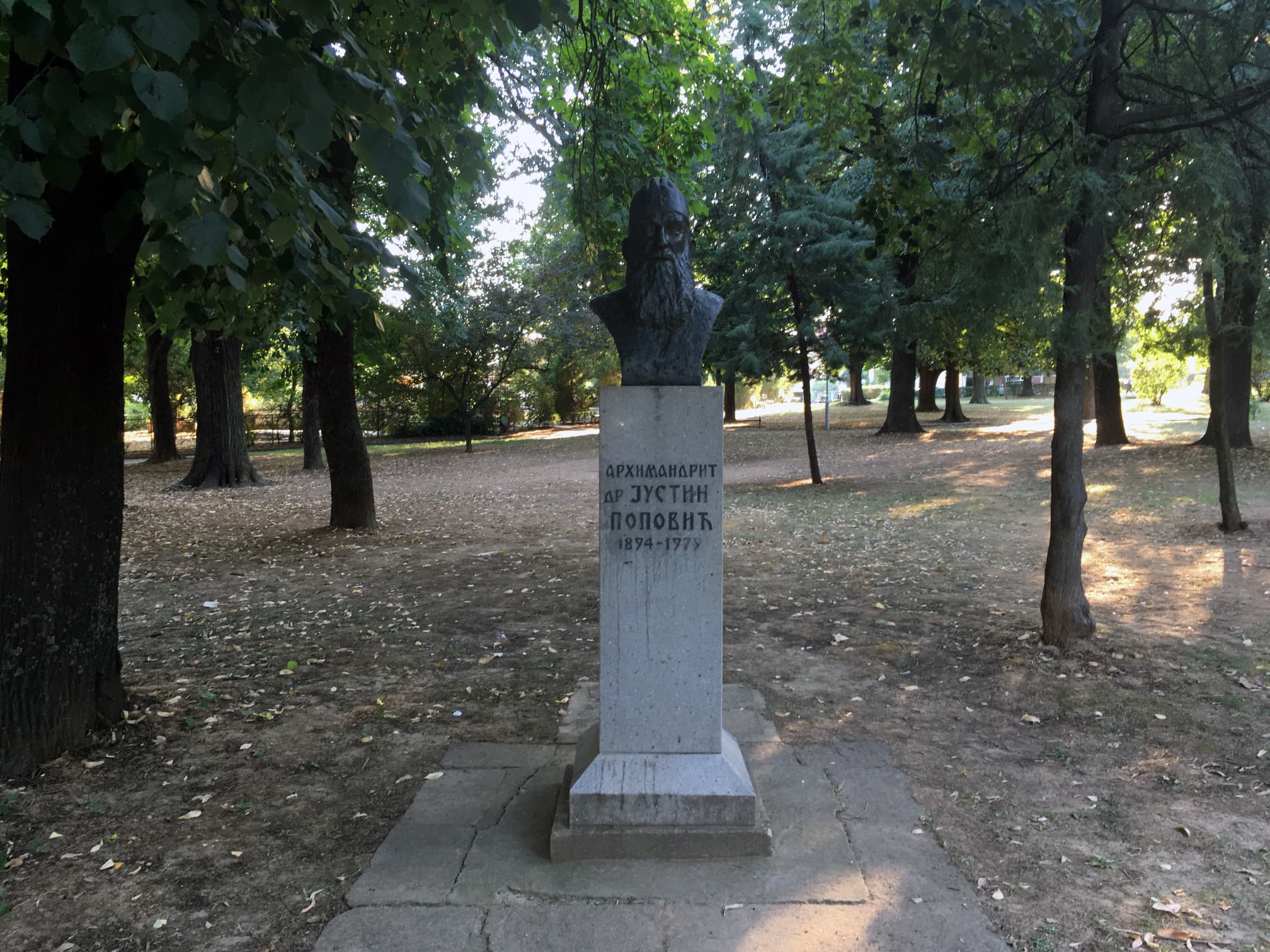 Denkmal für Justin Popović in Vranje
