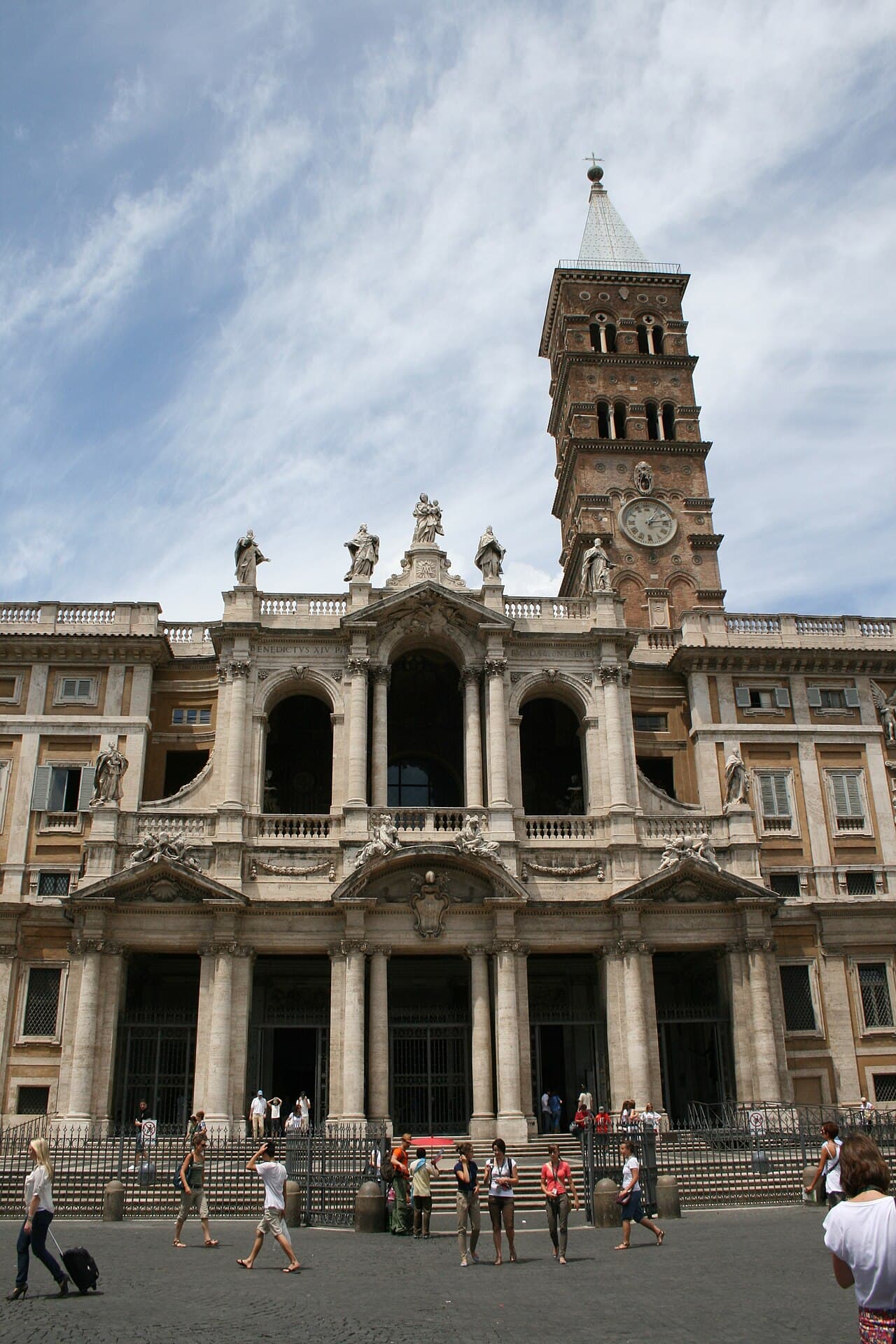 Die Fassade der Basilika Santa Maria Maggiore von Ferdinando Fuga (1743) und der mittelalterliche Glockenturm