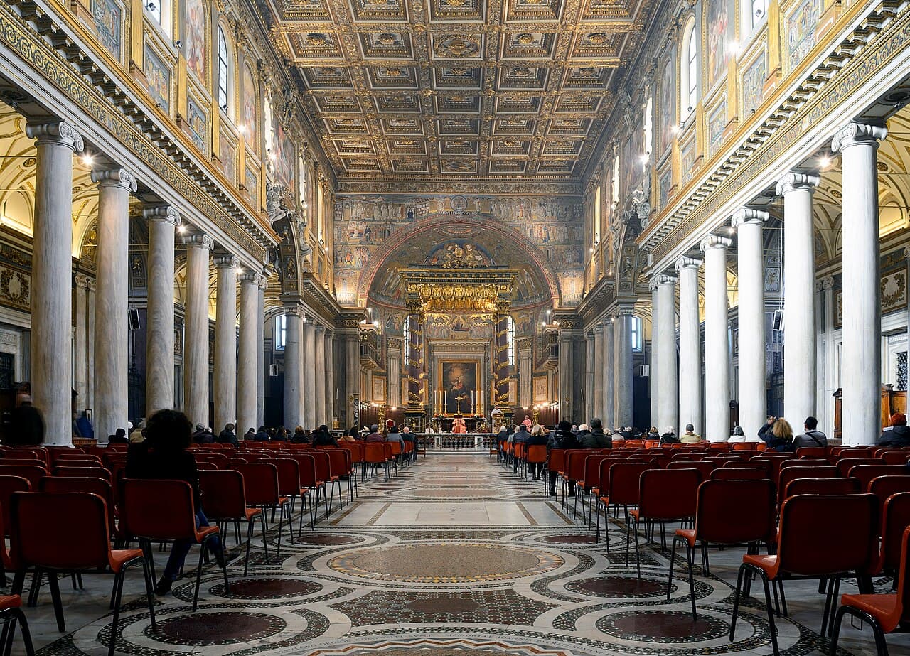 Das Schiff von Santa Maria Maggiore, seine vergoldete Kassettendecke und der Kosmatenboden