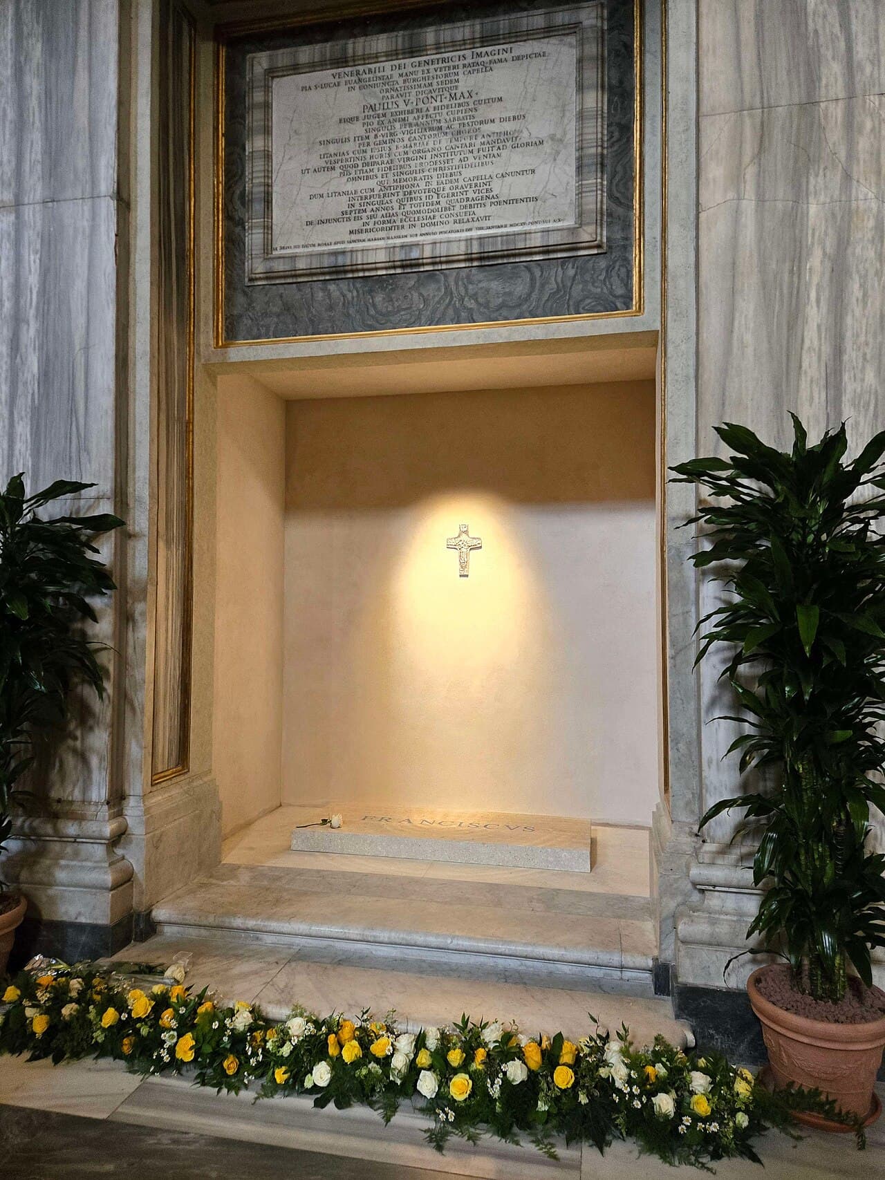Das Grab von Papst Franziskus in Santa Maria Maggiore, Marmorplatte mit FRANCISCUS graviert, bekrönt von einem Brustkreuz