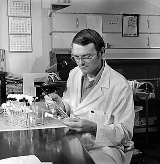 Michael McGinnis in seinem Mykologie-Labor im Jahr 1973