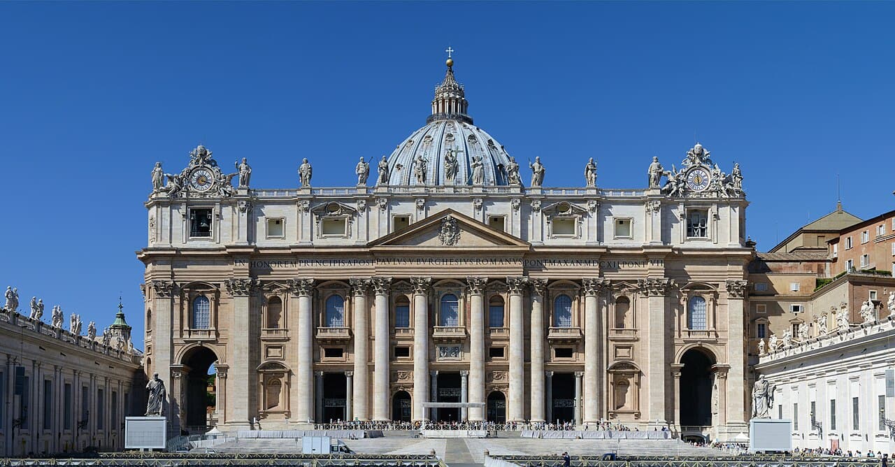Fassade des Petersdoms im Vatikan