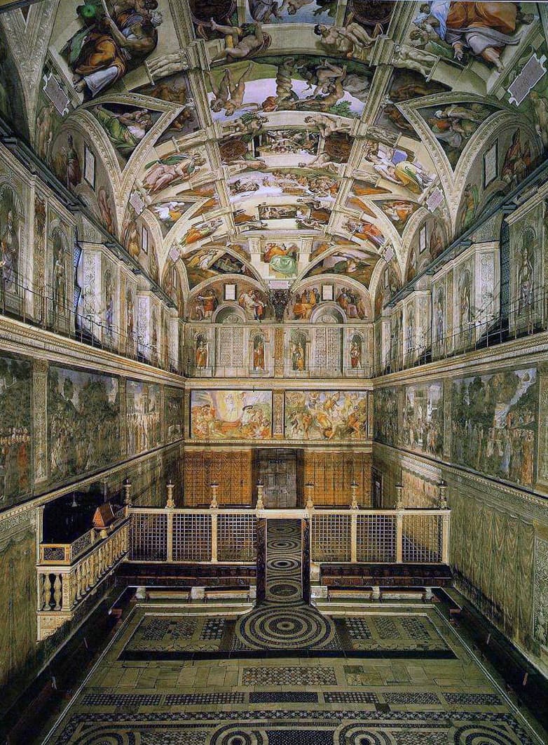 Innenansicht der Sixtinischen Kapelle, Michelangelos Deckenfresko und Altarwand mit dem Jüngsten Gericht