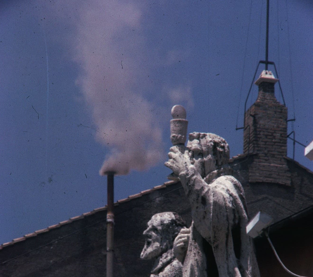 Weißer Rauch über dem Schornstein der Sixtinischen Kapelle bei der Wahl Pauls VI., 21. Juni 1963