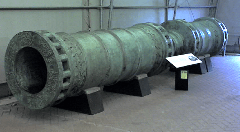 Bombarda otomana em bronze datada de 1464, conservada em Fort Nelson, Portsmouth — tipo comparável aos canhões usados em 1453