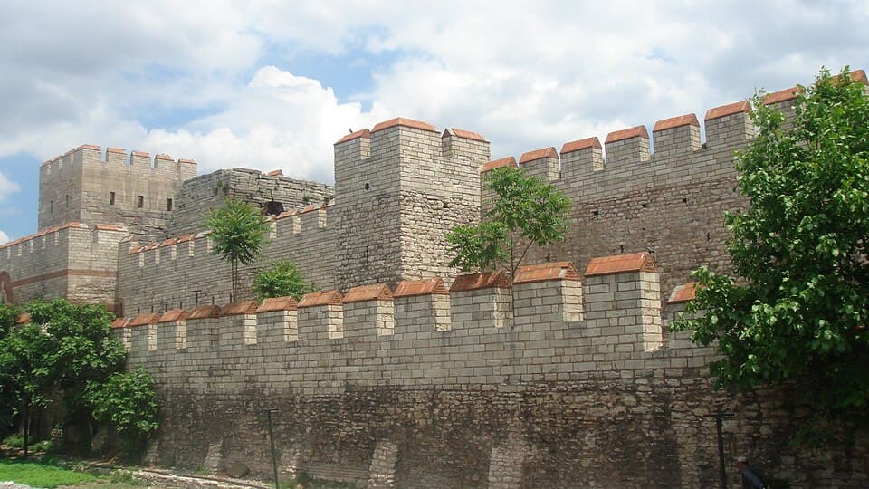 Troço conservado das muralhas teodosianas de Constantinopla, erguidas a partir de 413