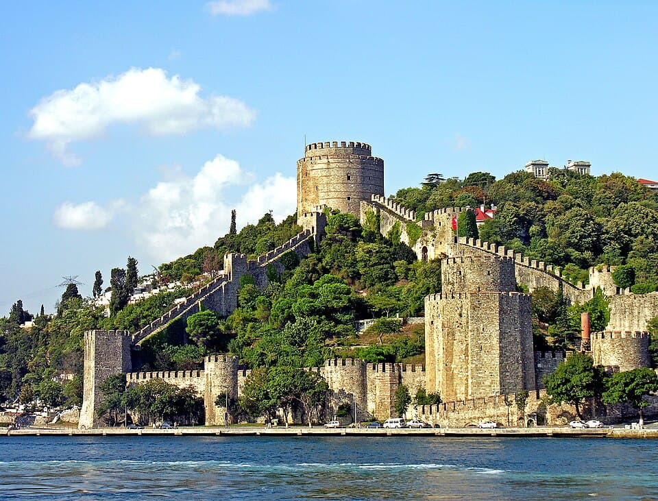 A fortaleza de Rumeli-Hisar na margem europeia do Bósforo, construída por Maomé II na primavera-verão de 1452