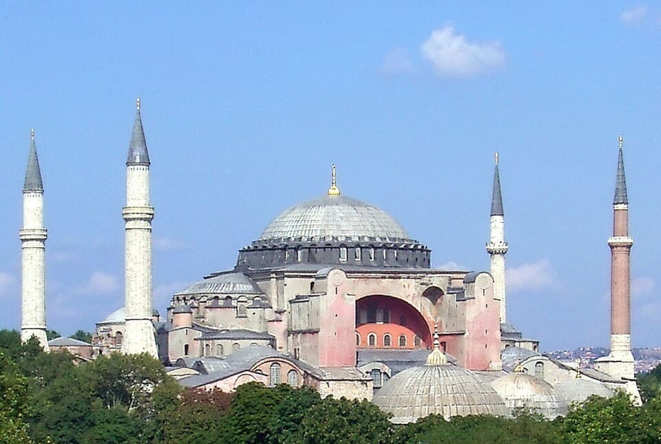 A basílica de Santa Sofia hoje, vista de sudoeste, com os seus minaretes otomanos acrescentados após 1453