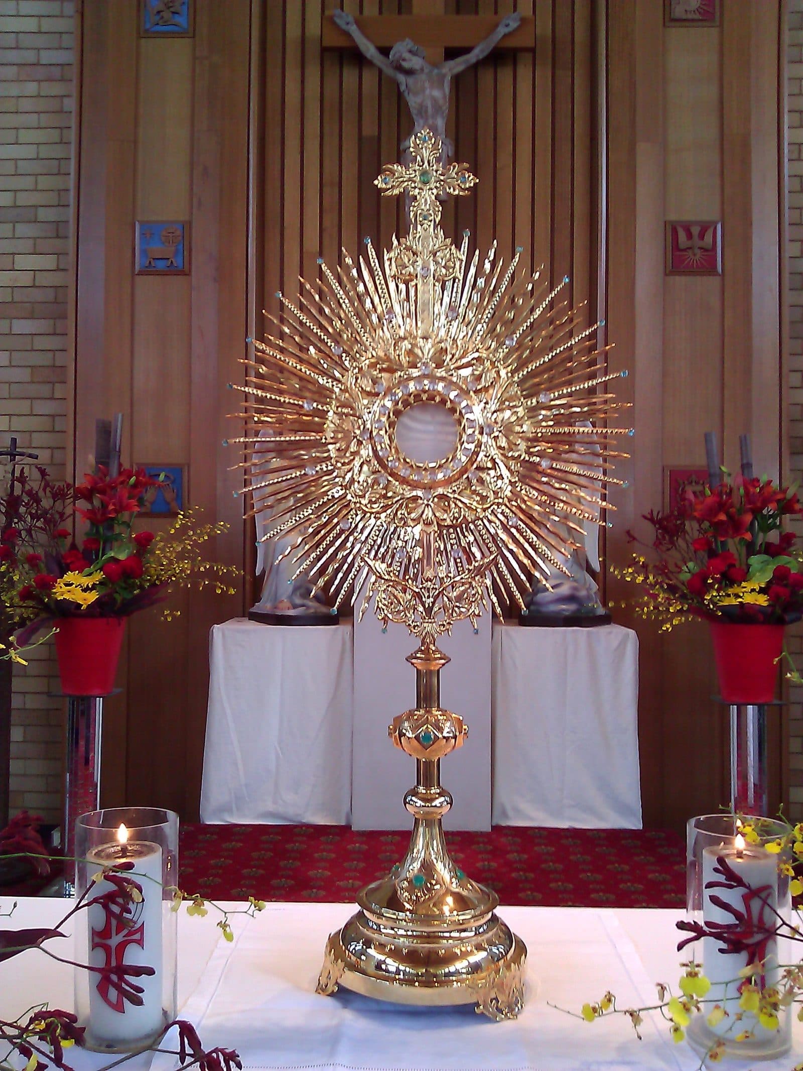 Eucharistische Anbetung vor der Monstranz