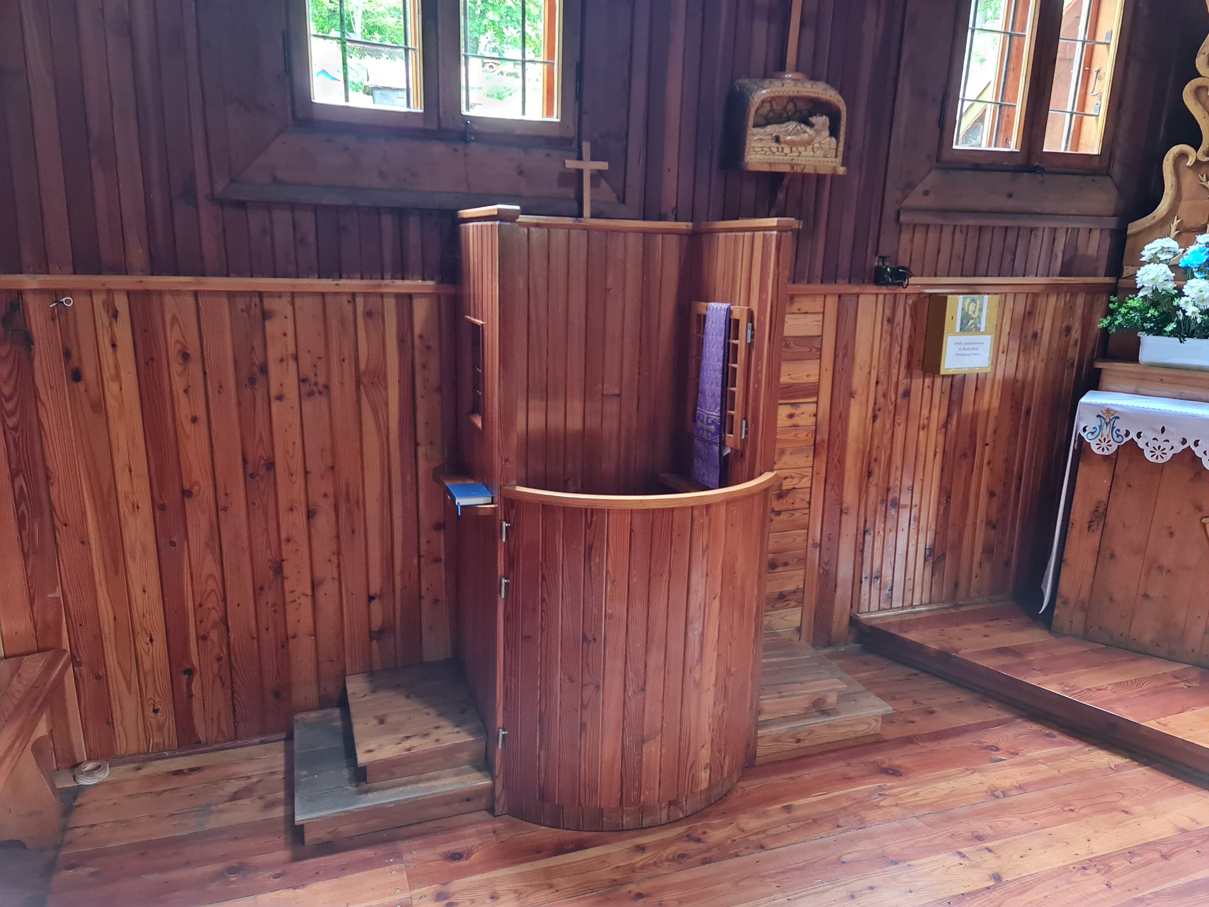 Confessionale in legno nella chiesa di Kamianna, Polonia