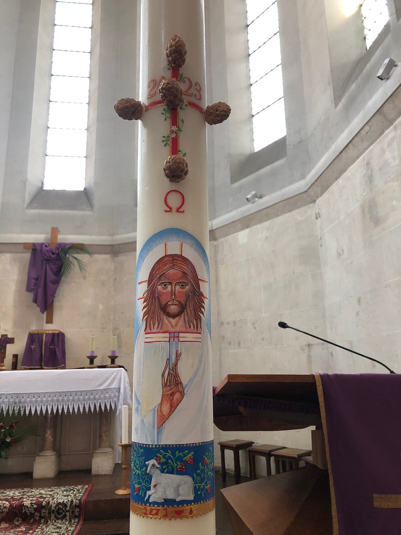 Un cirio pascual encendido
