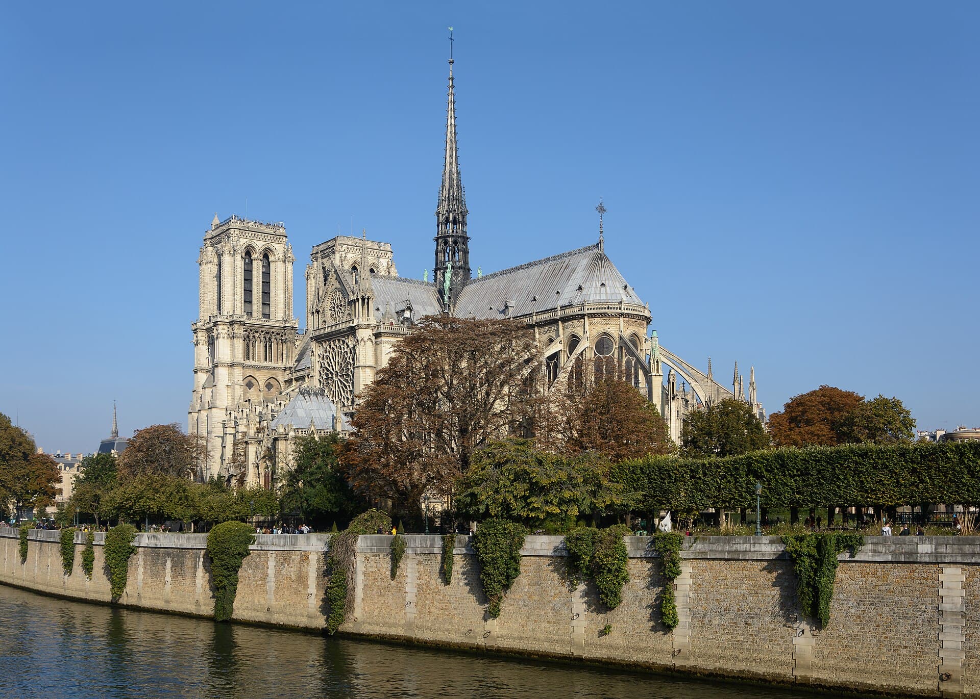 Notre-Dame de Paris widziana znad Sekwany