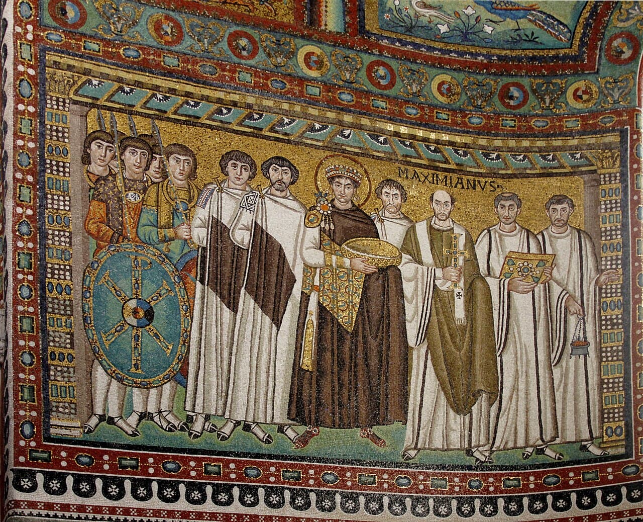 Mosaico dell'imperatore Giustiniano con il suo seguito nella basilica di San Vitale a Ravenna