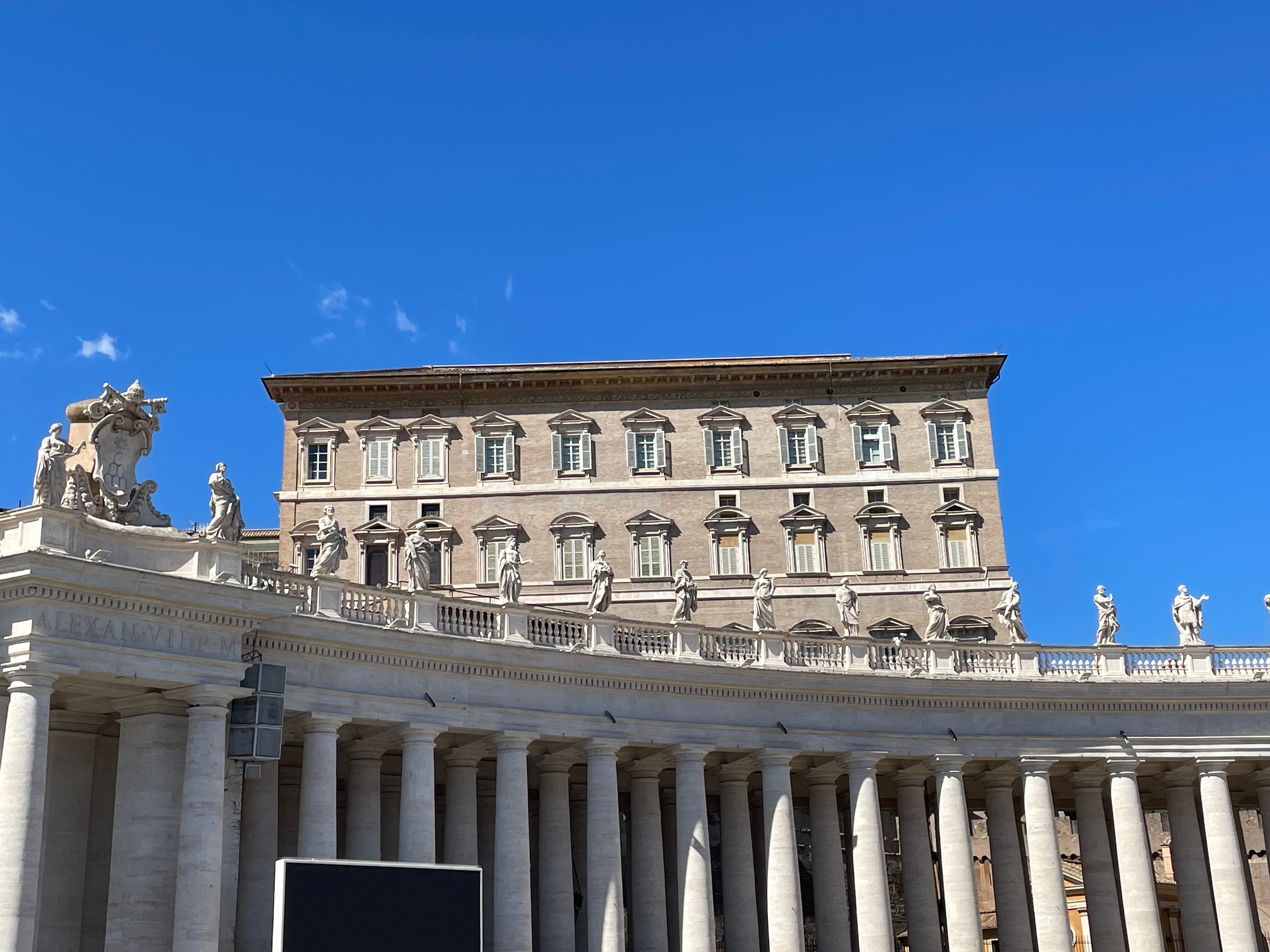 Fassade des Apostolischen Palastes, gesehen vom Petersplatz aus.