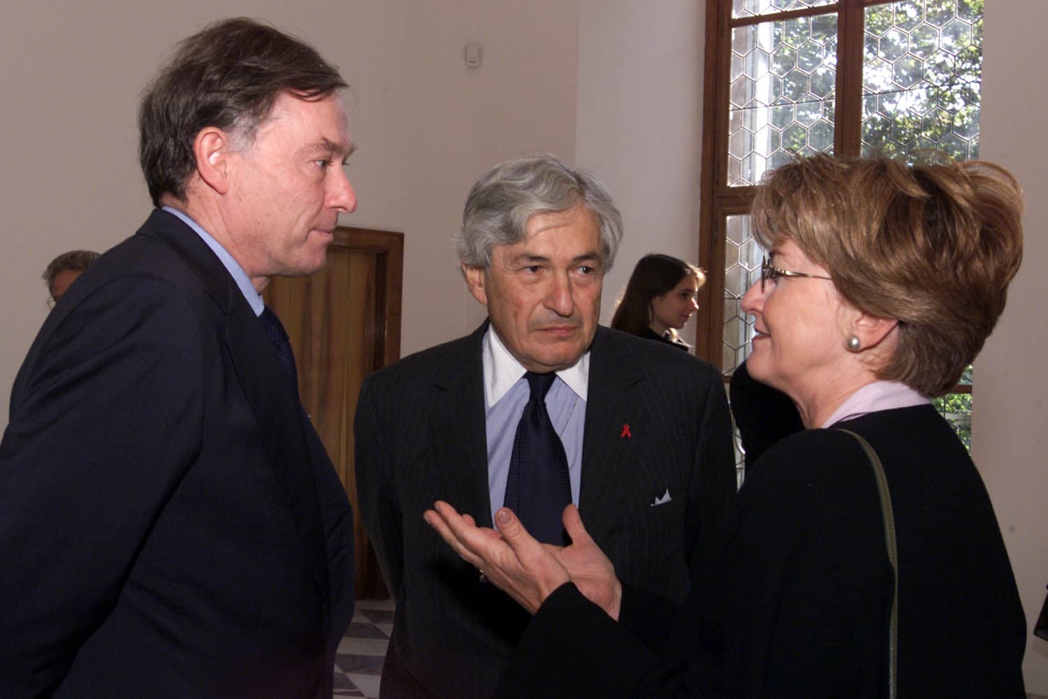 Ann Pettifor, directrice britannique de Jubilee 2000, échange avec Horst Köhler et James Wolfensohn à Prague