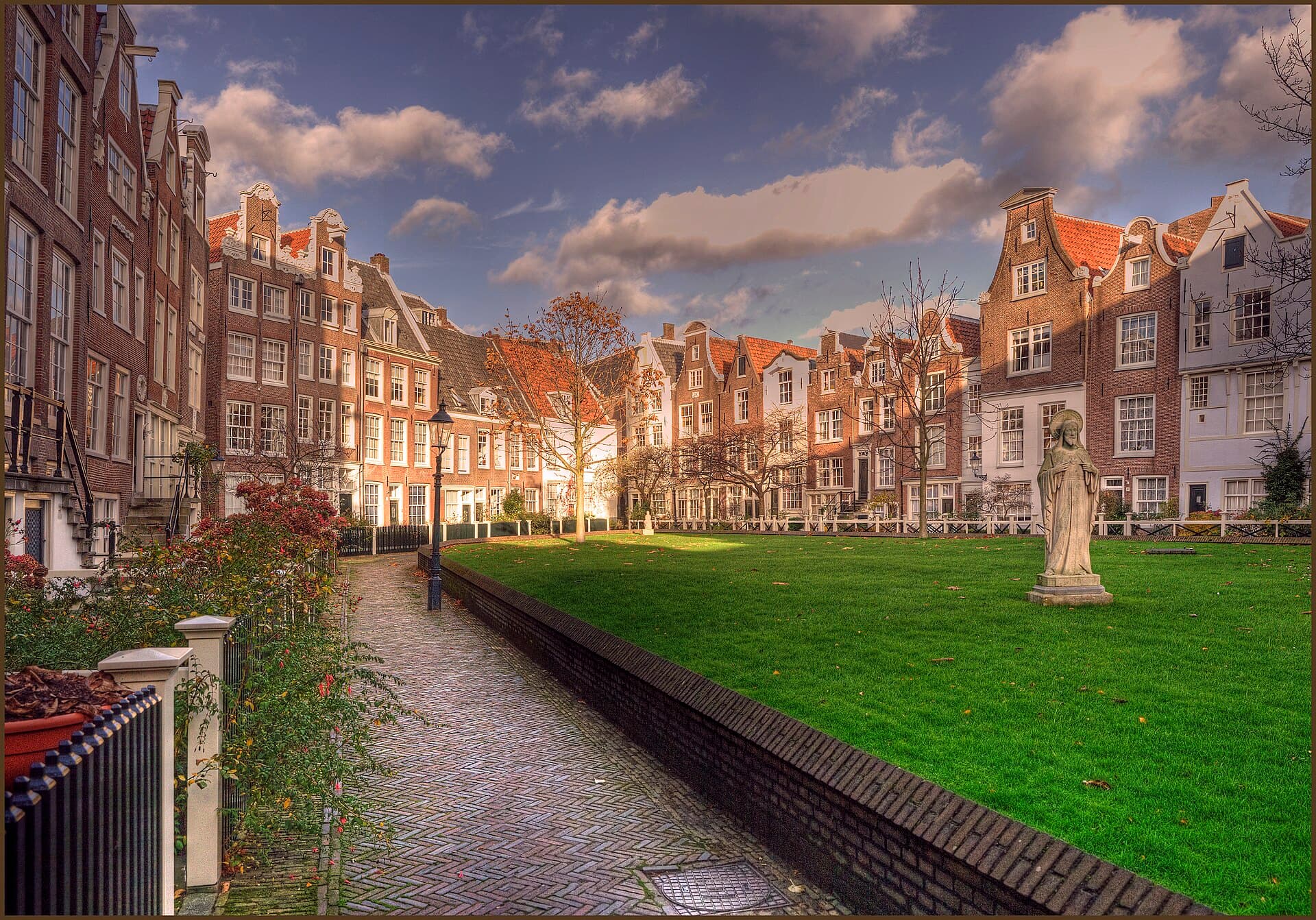 Cortile alberato del Begijnhof di Amsterdam, comunità di donne pie