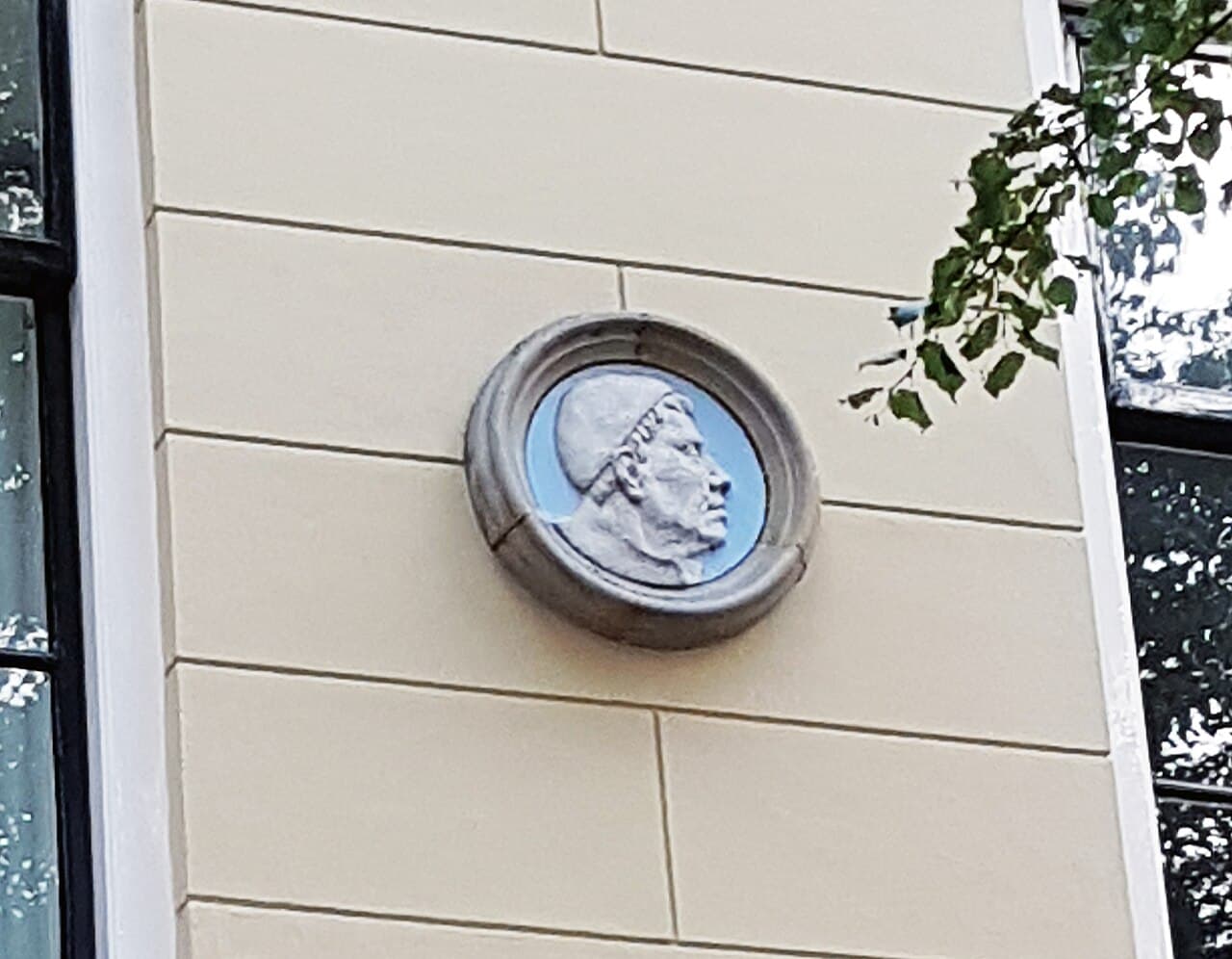 Medaglione con un ritratto immaginario di Geert Groote sull'antica scuola latina di Deventer