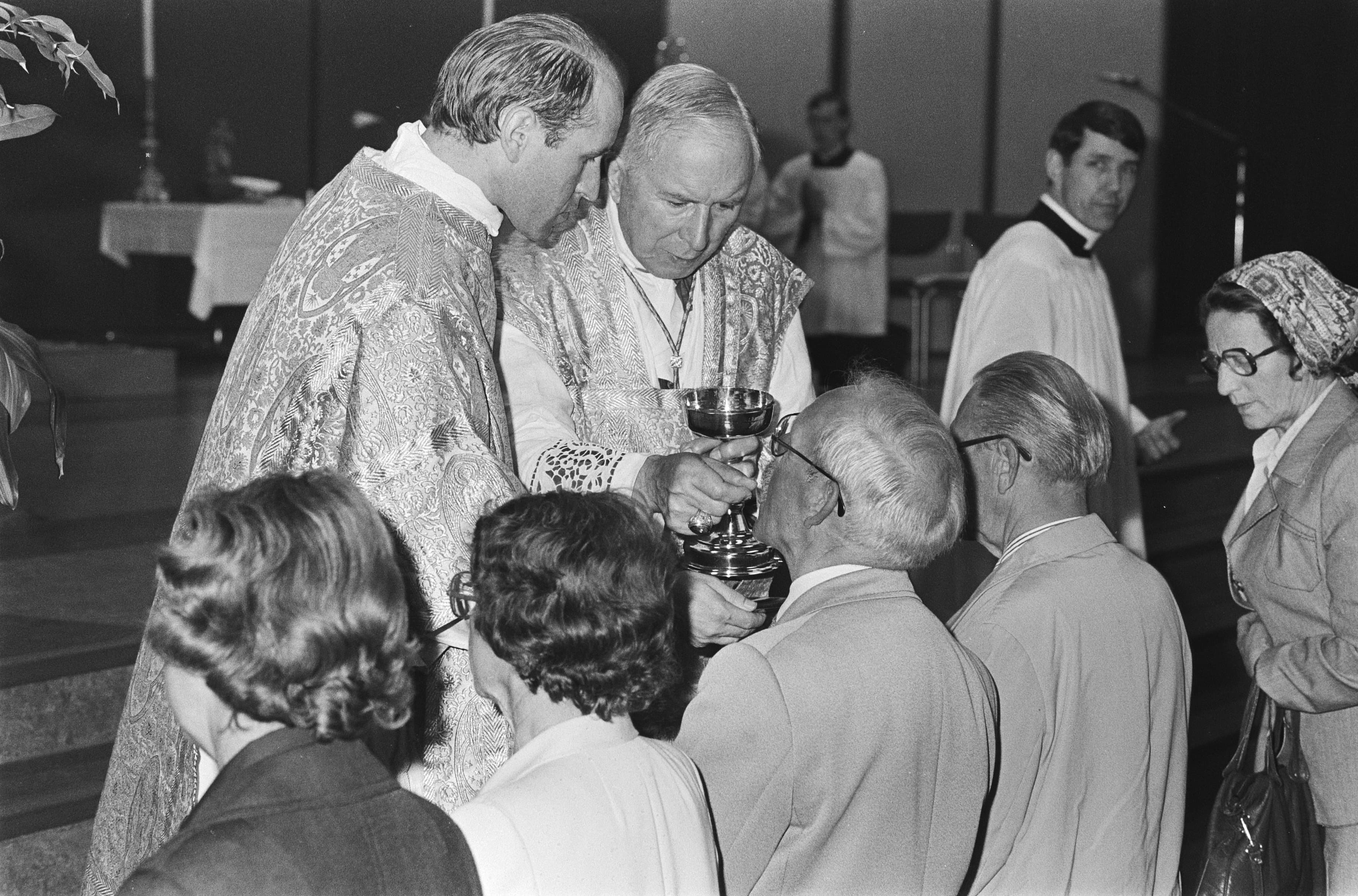 Archbishop Marcel Lefebvre distributing Communion at Veldhoven