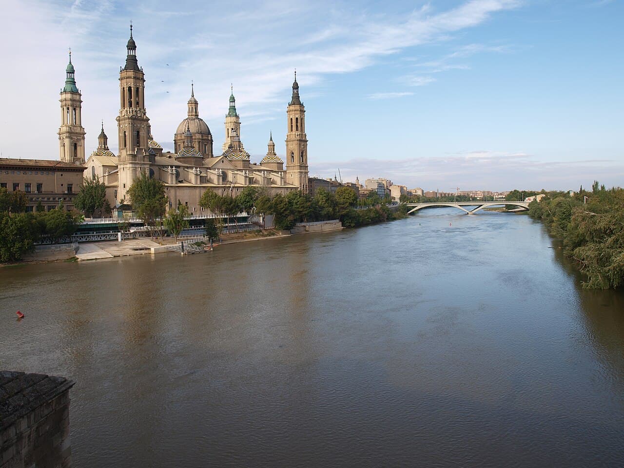 La basilique Notre-Dame du Pilier au bord de l'Èbre, à Saragosse