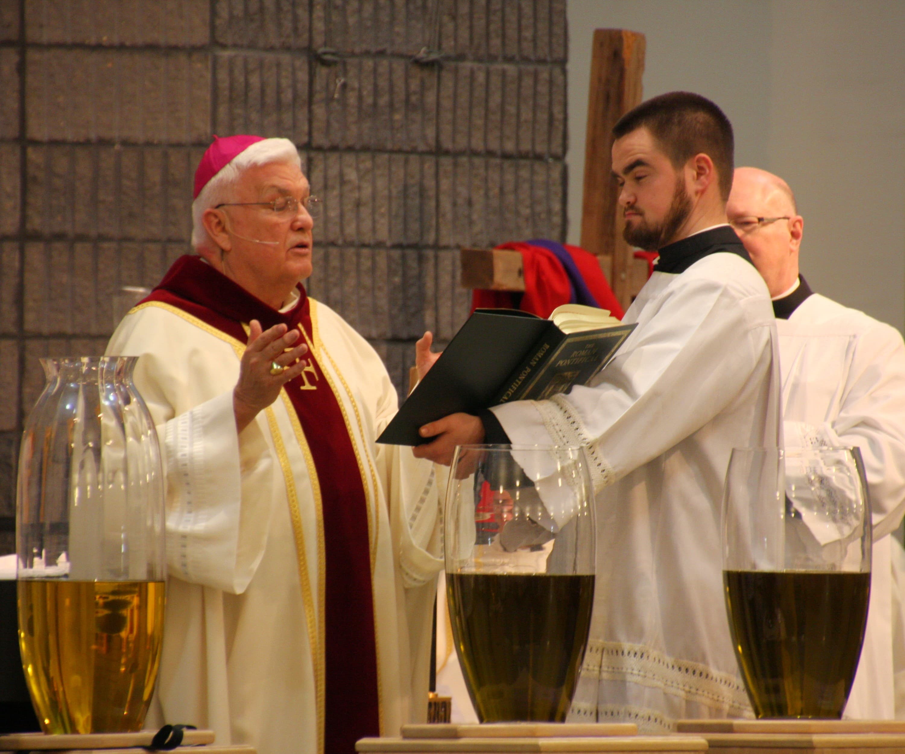 Mons. John Michael Quinn davanti ai vasi degli oli alla messa crismale, Rochester, 10 aprile 2017