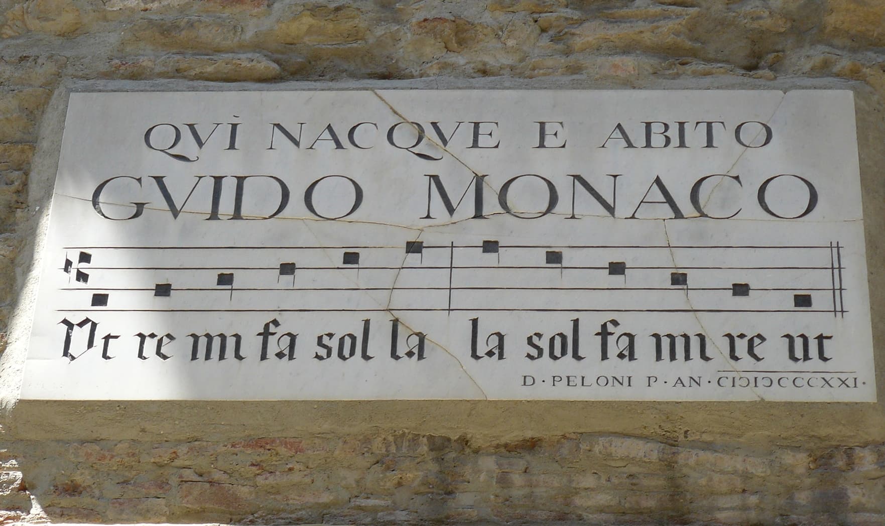 Gedenktafel für Guido Monaco in Arezzo mit den Silben ut re mi fa sol la
