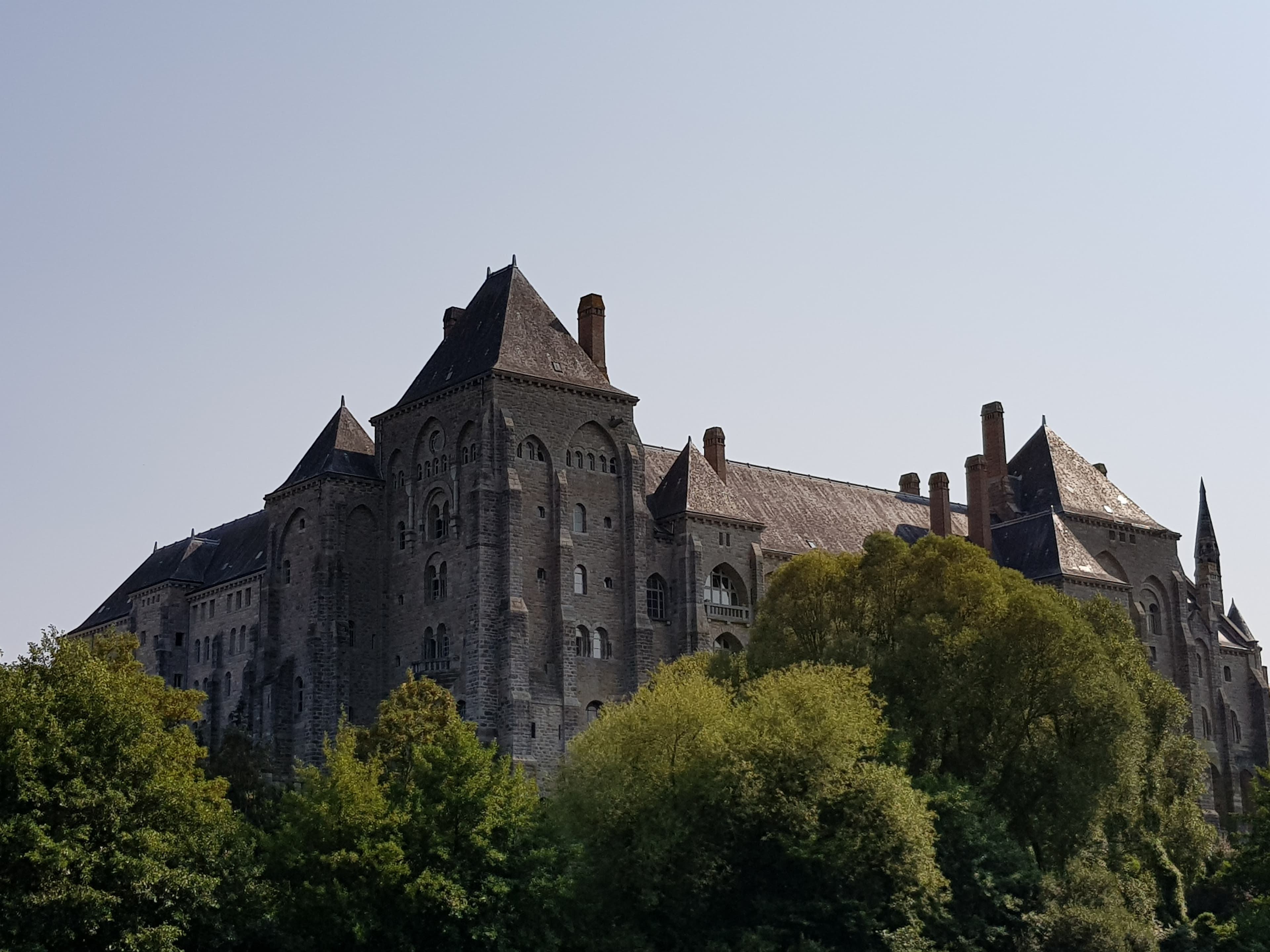Fassade der Abtei Saint-Pierre von Solesmes, vom Hafen aus gesehen