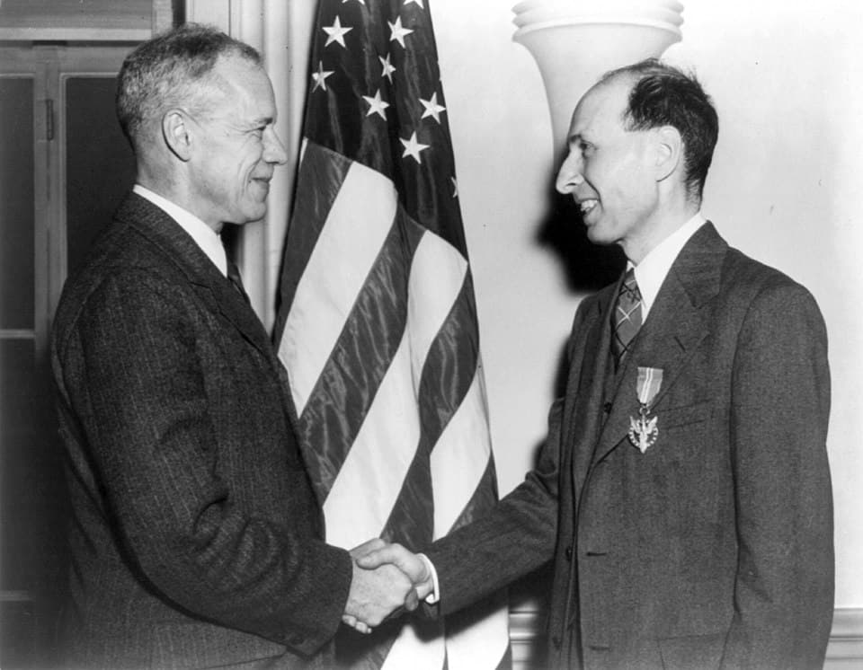 Eugene Wigner recevant la Medal for Merit en 1946.