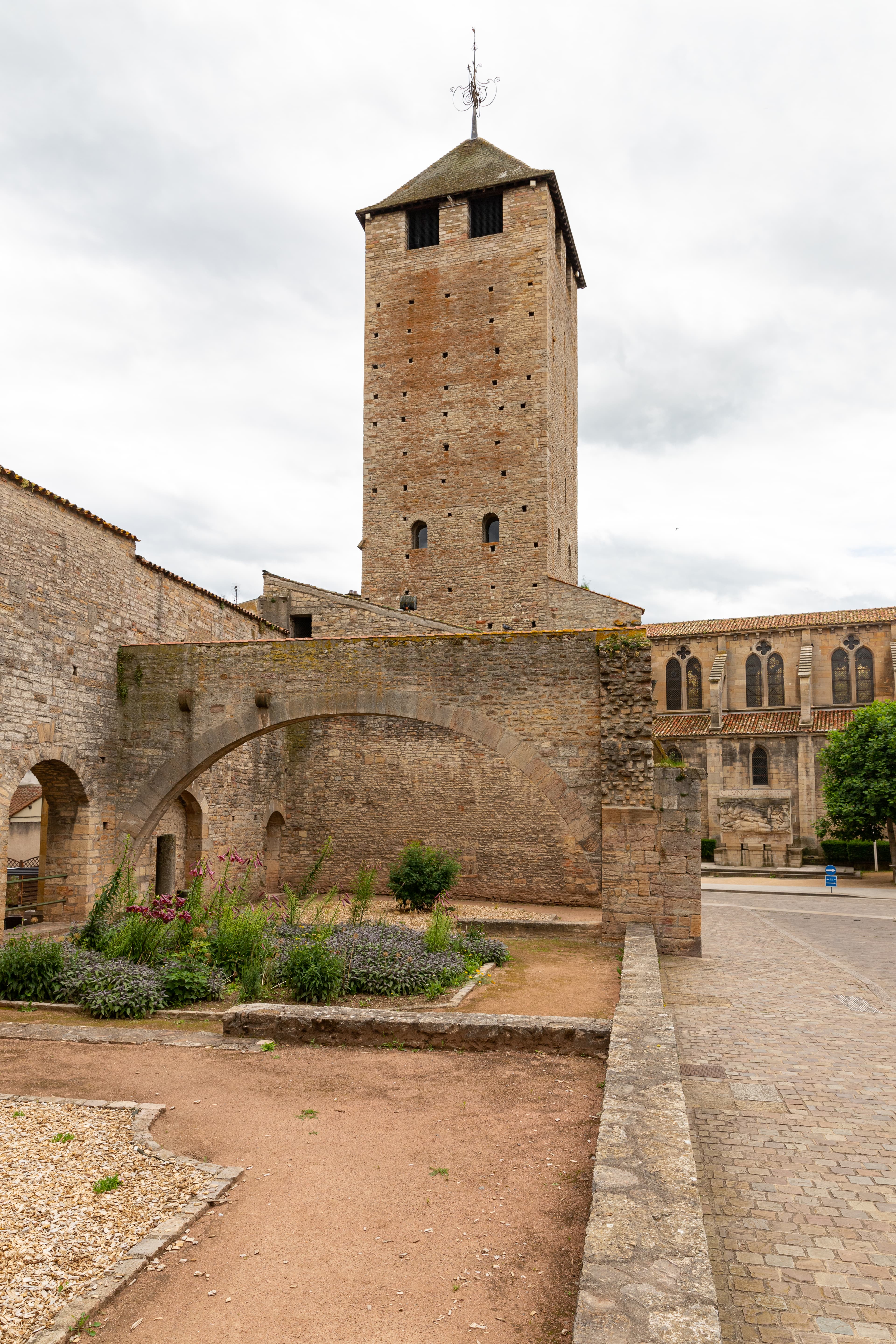Luftbild der Abtei Cluny mit dem Tour des Fromages