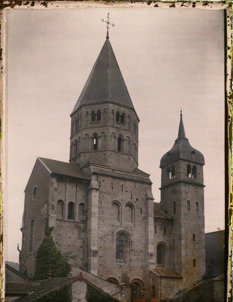 Historische Fotografie der Abtei Cluny mit dem Weihwasser-Glockenturm und dem Uhrenturm