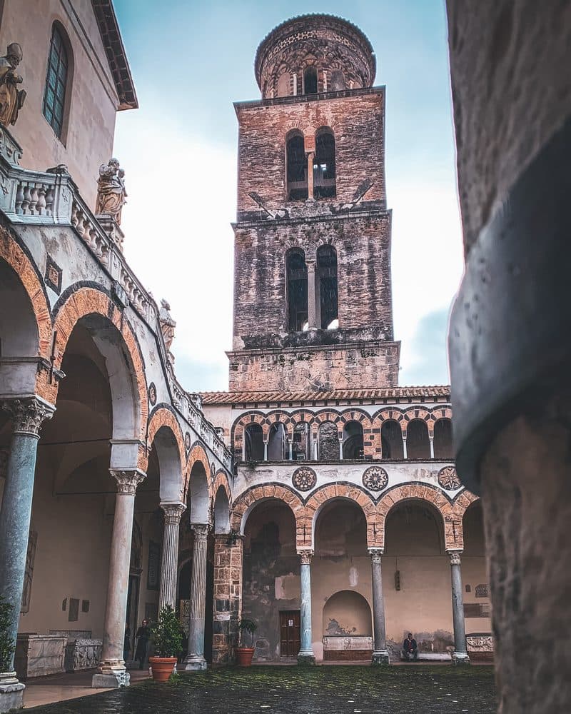 Atrium und Glockenturm der Kathedrale von Salerno