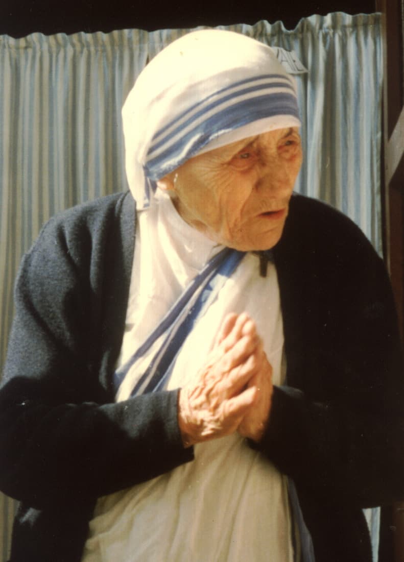 Santa Teresa di Calcutta in preghiera nel 1988