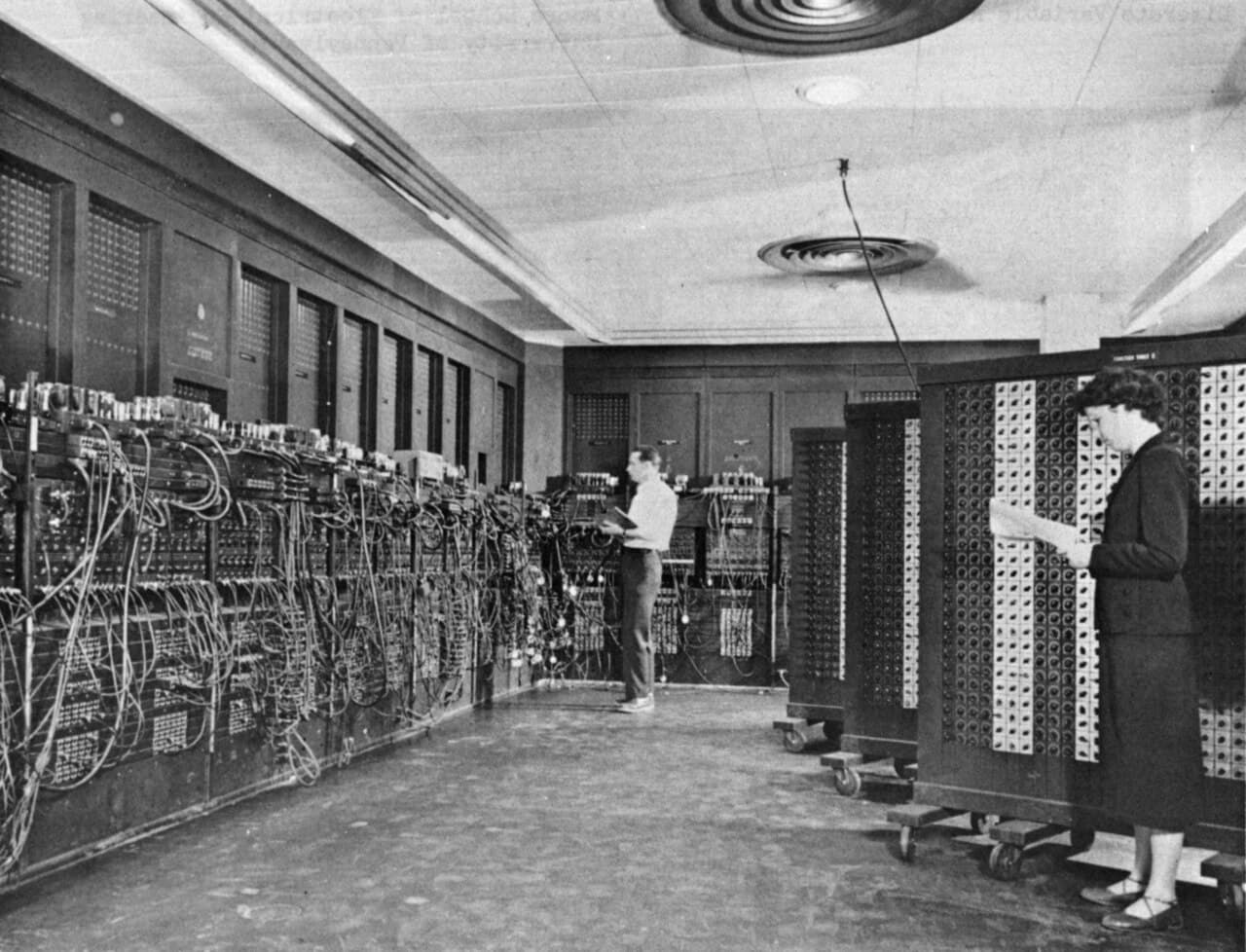 Glen Beck i Betty Snyder programują komputer ENIAC